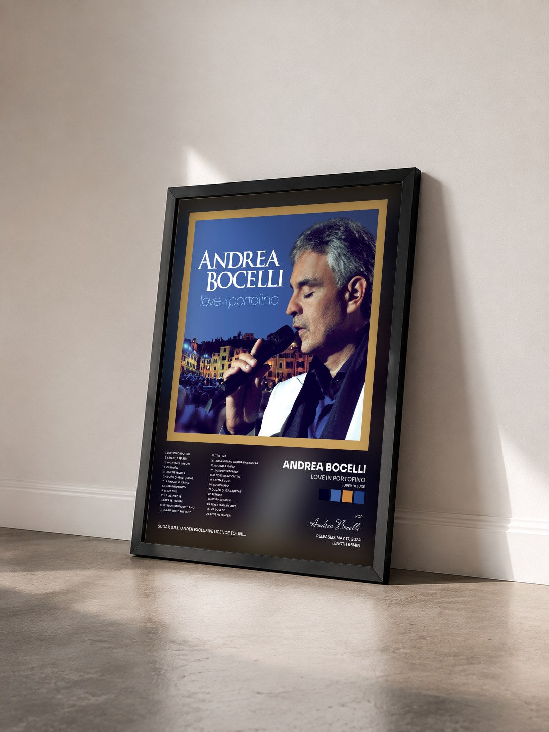 #noir Tableau de l'album Love In Portofino (Super Deluxe) de Andrea Bocelli vu de trois quarts, cadre noir
