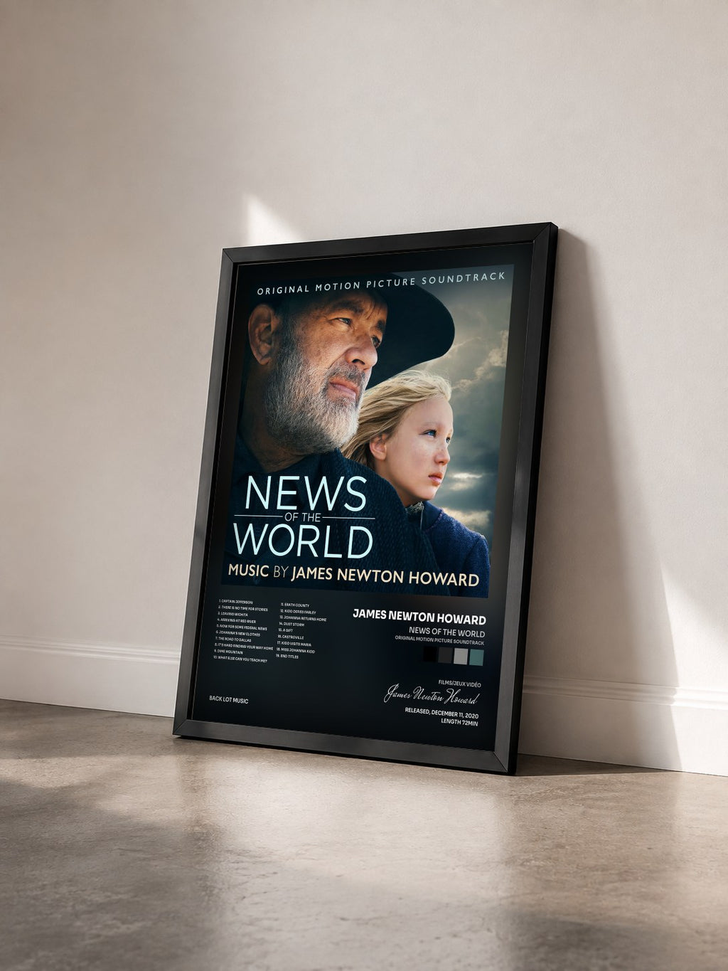 #noir News Of The World (Original Motion Picture Soundtrack) von James Newton Howard als gerahmter Kunstdruck von schräg gesehen, schwarzer Rahmen