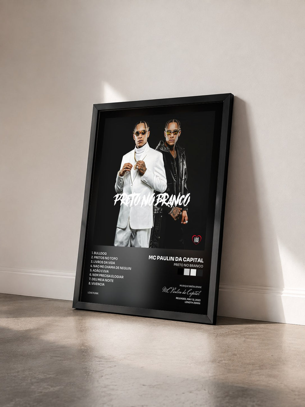 #noir Tableau de l'album Preto No Branco de MC Paulin da Capital vu de trois quarts, cadre noir