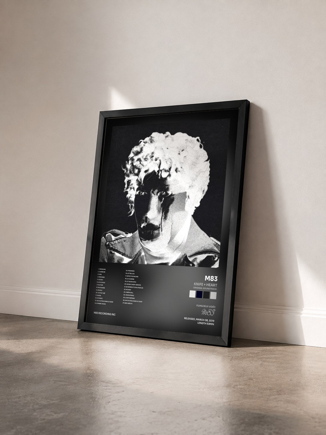 #noir Tableau de l'album Knife + Heart (Original Soundtrack) de M83 vu de trois quarts, cadre noir