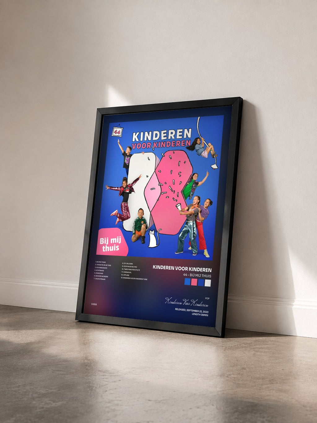 #noir Tableau de l'album 44 - Bij mij thuis de Kinderen Voor Kinderen vu de trois quarts, cadre noir