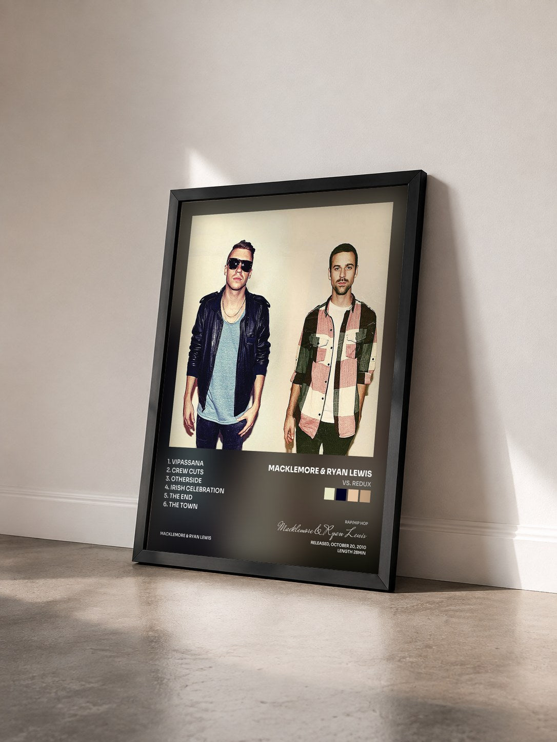 #noir Tableau de l'album VS. Redux de Macklemore & Ryan Lewis vu de trois quarts, cadre noir