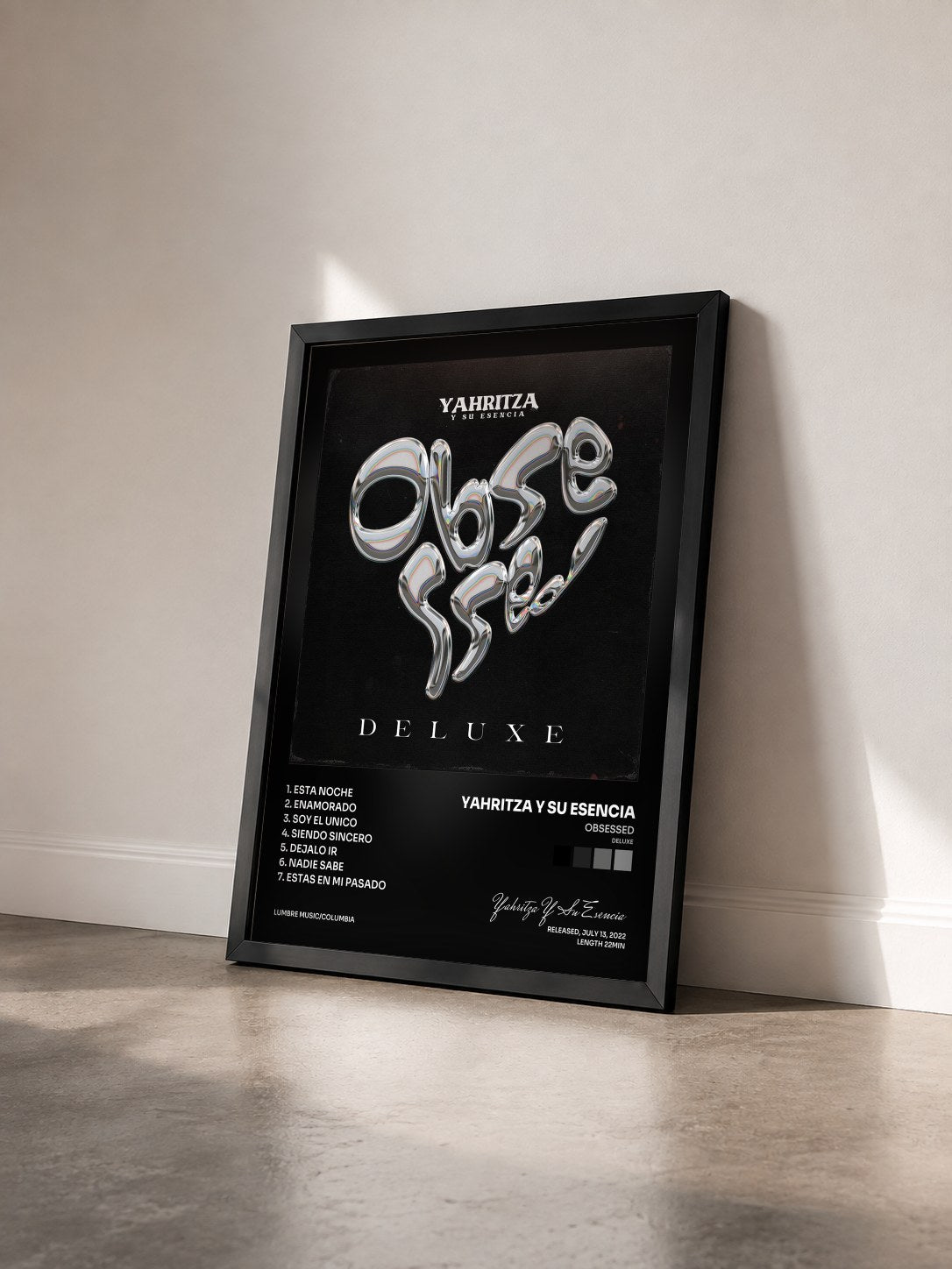 #noir Tableau de l'album Obsessed (Deluxe) de Yahritza Y Su Esencia vu de trois quarts, cadre noir