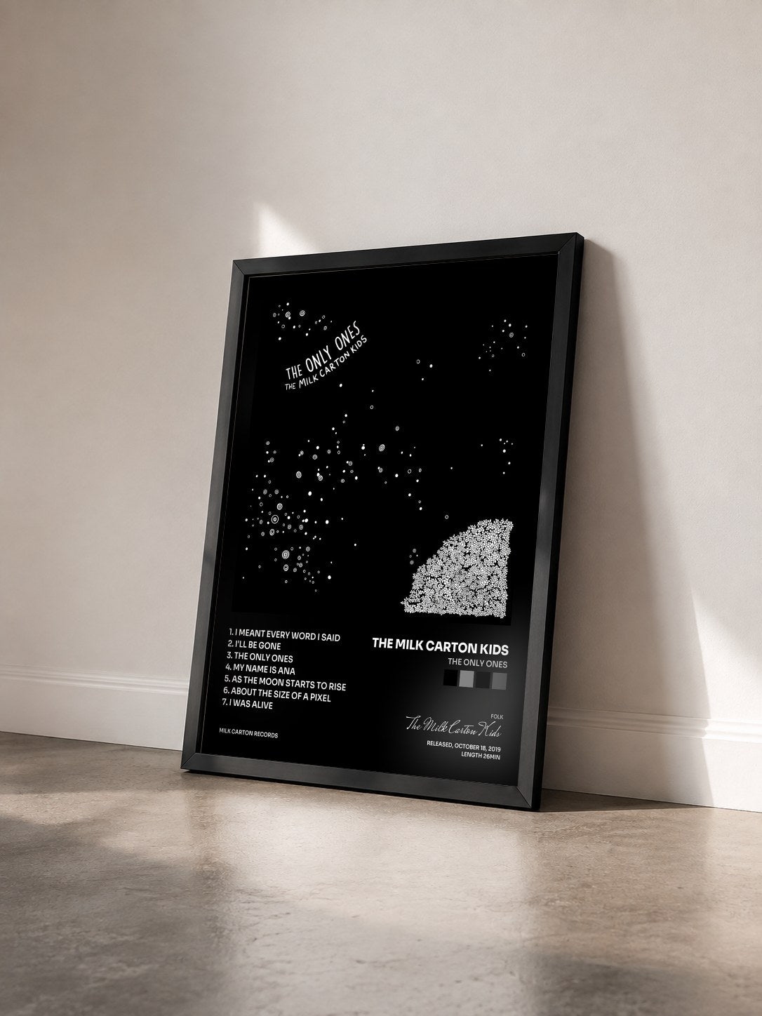 #noir Tableau de l'album The Only Ones de The Milk Carton Kids vu de trois quarts, cadre noir