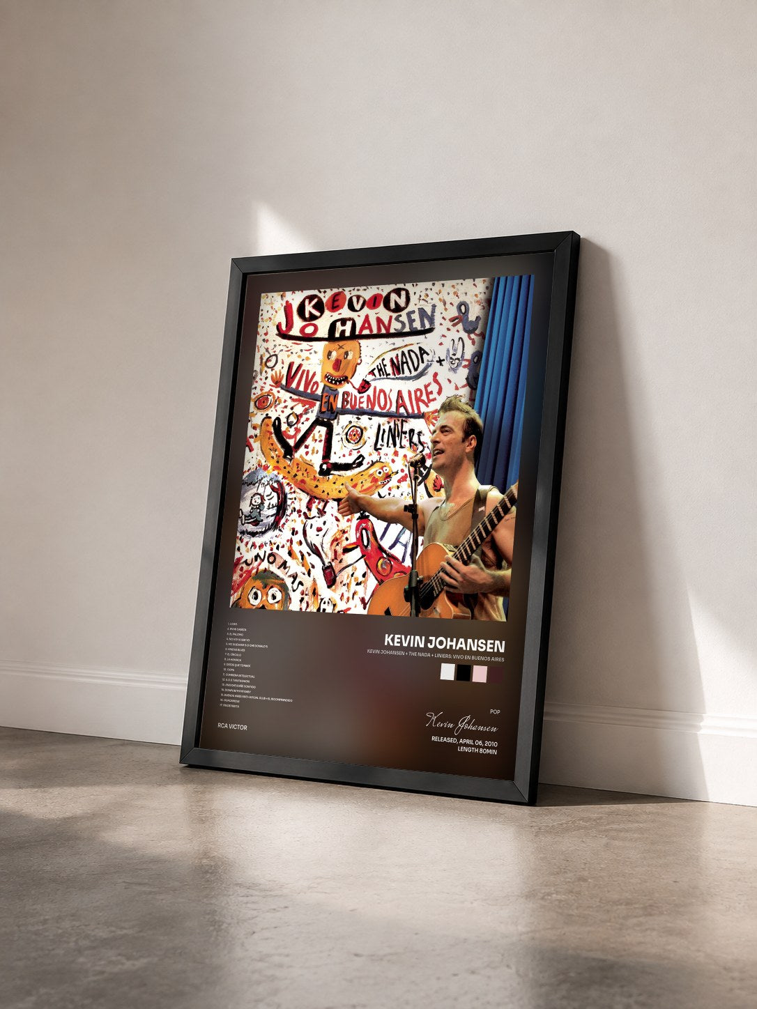 #noir Tableau de l'album Kevin Johansen + The Nada + Liniers: Vivo En Buenos Aires de Kevin Johansen vu de trois quarts, cadre noir