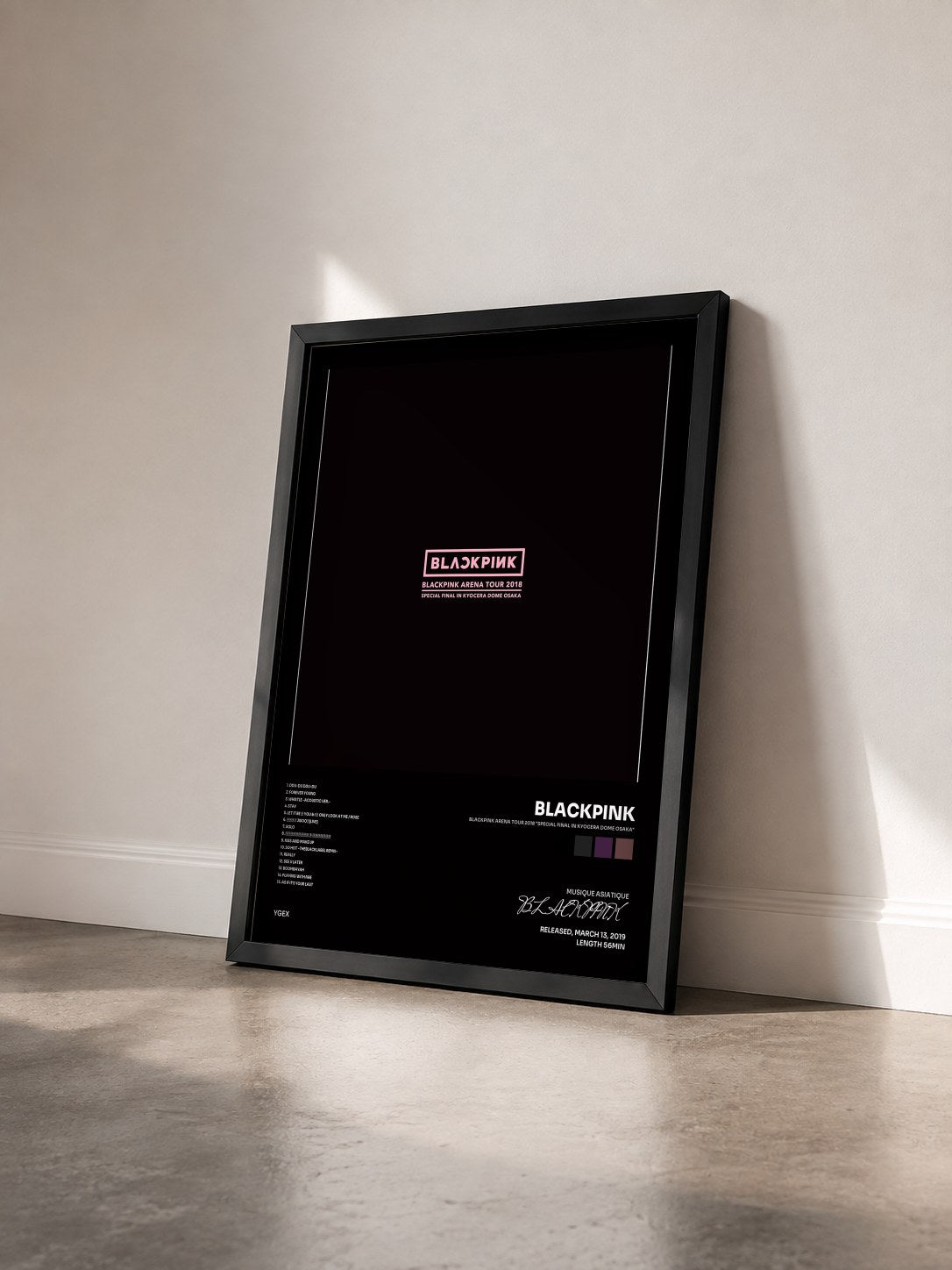#noir Tableau de l'album BLACKPINK ARENA TOUR 2018 "SPECIAL FINAL IN KYOCERA DOME OSAKA" de BLACKPINK vu de trois quarts, cadre noir