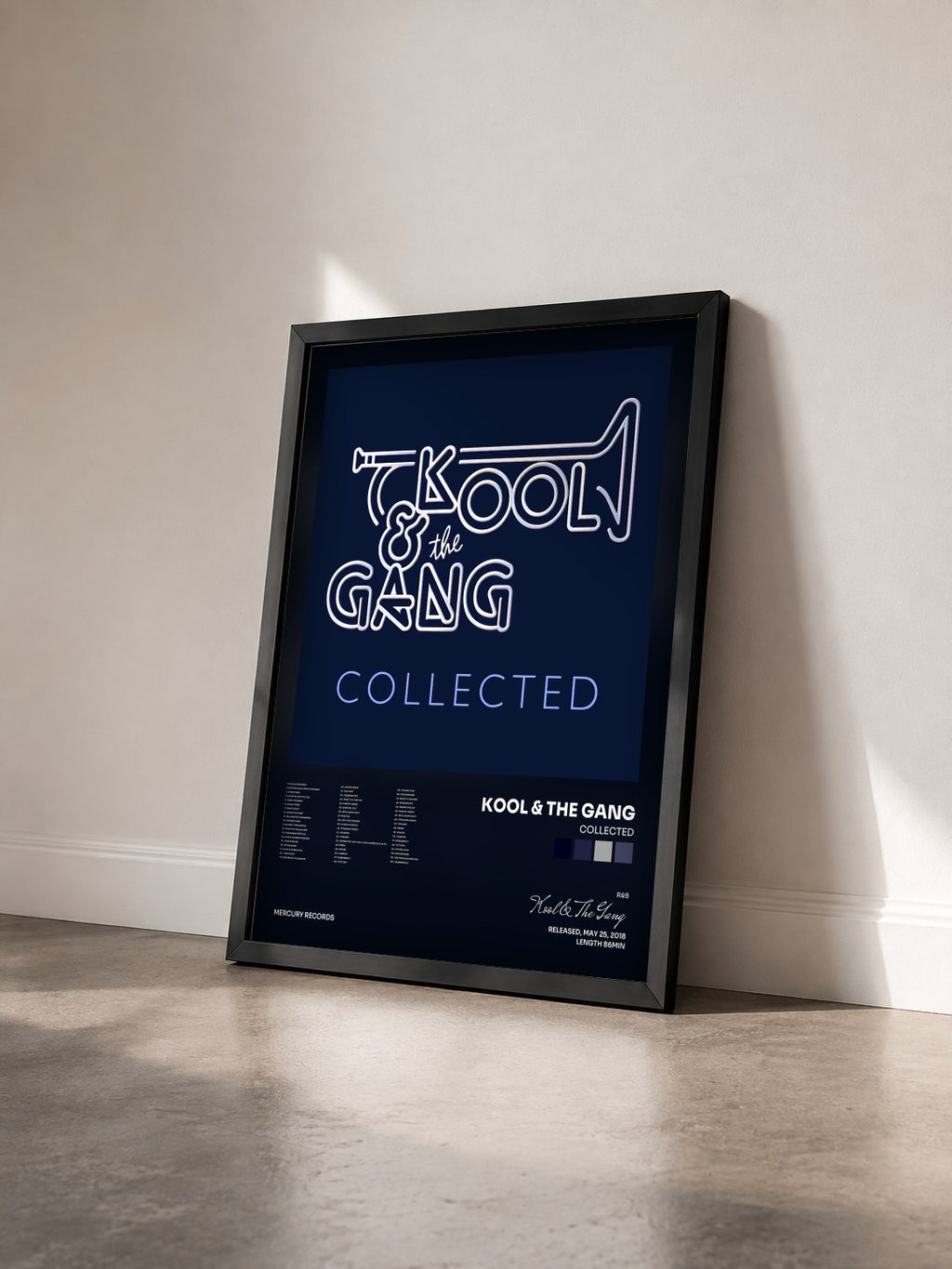#noir Collected di Kool & The Gang in stampa incorniciata vista di tre quarti, cornice nera