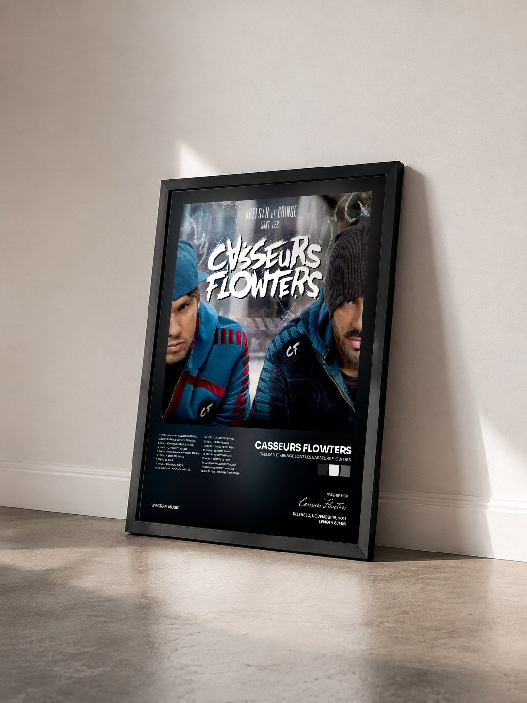 #noir Orelsan et Gringe sont les Casseurs Flowters di Casseurs Flowters in stampa incorniciata vista di tre quarti, cornice nera