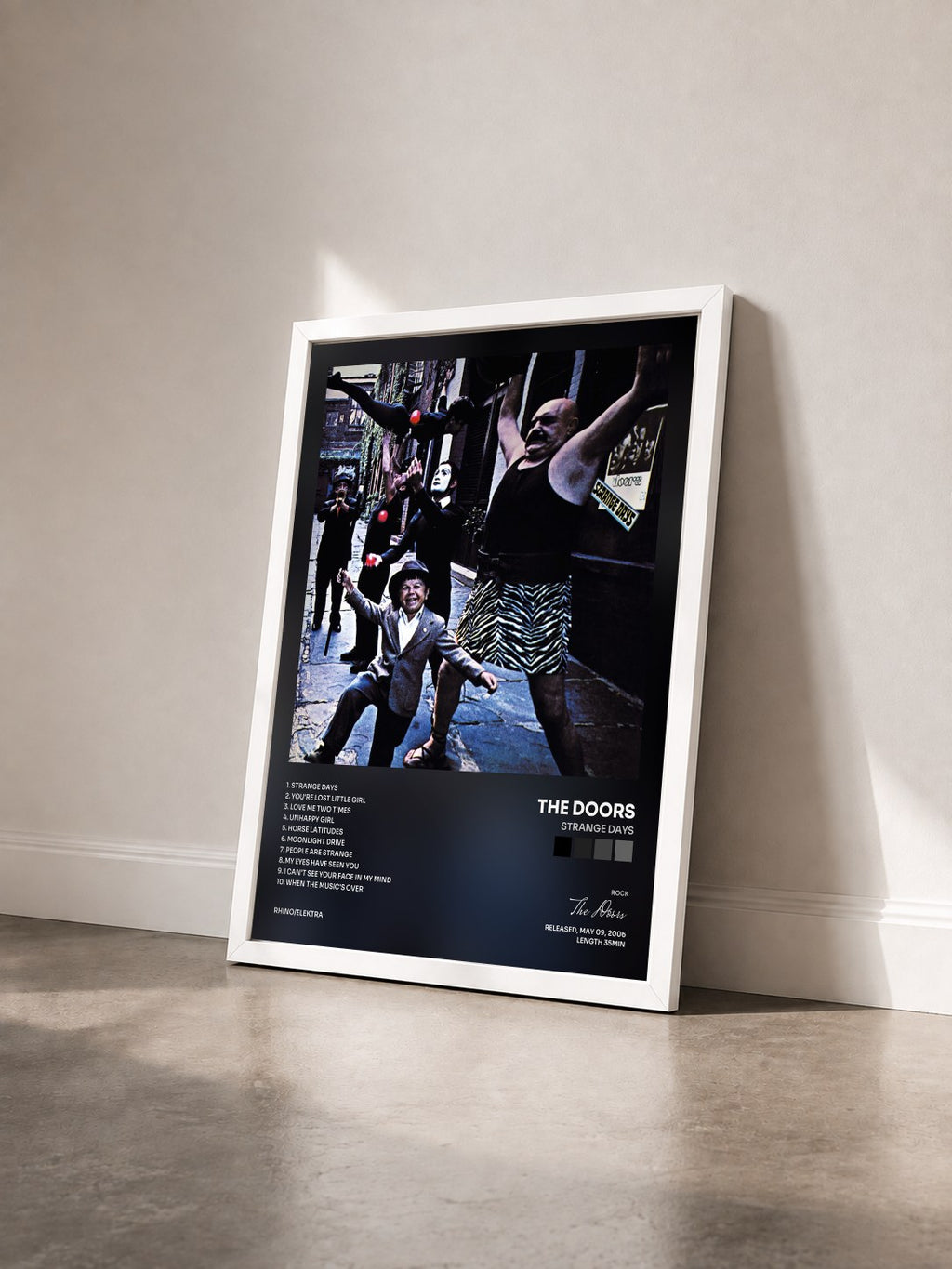 #blanc Strange Days de The Doors en lámina enmarcada vista de tres cuartos, marco blanco