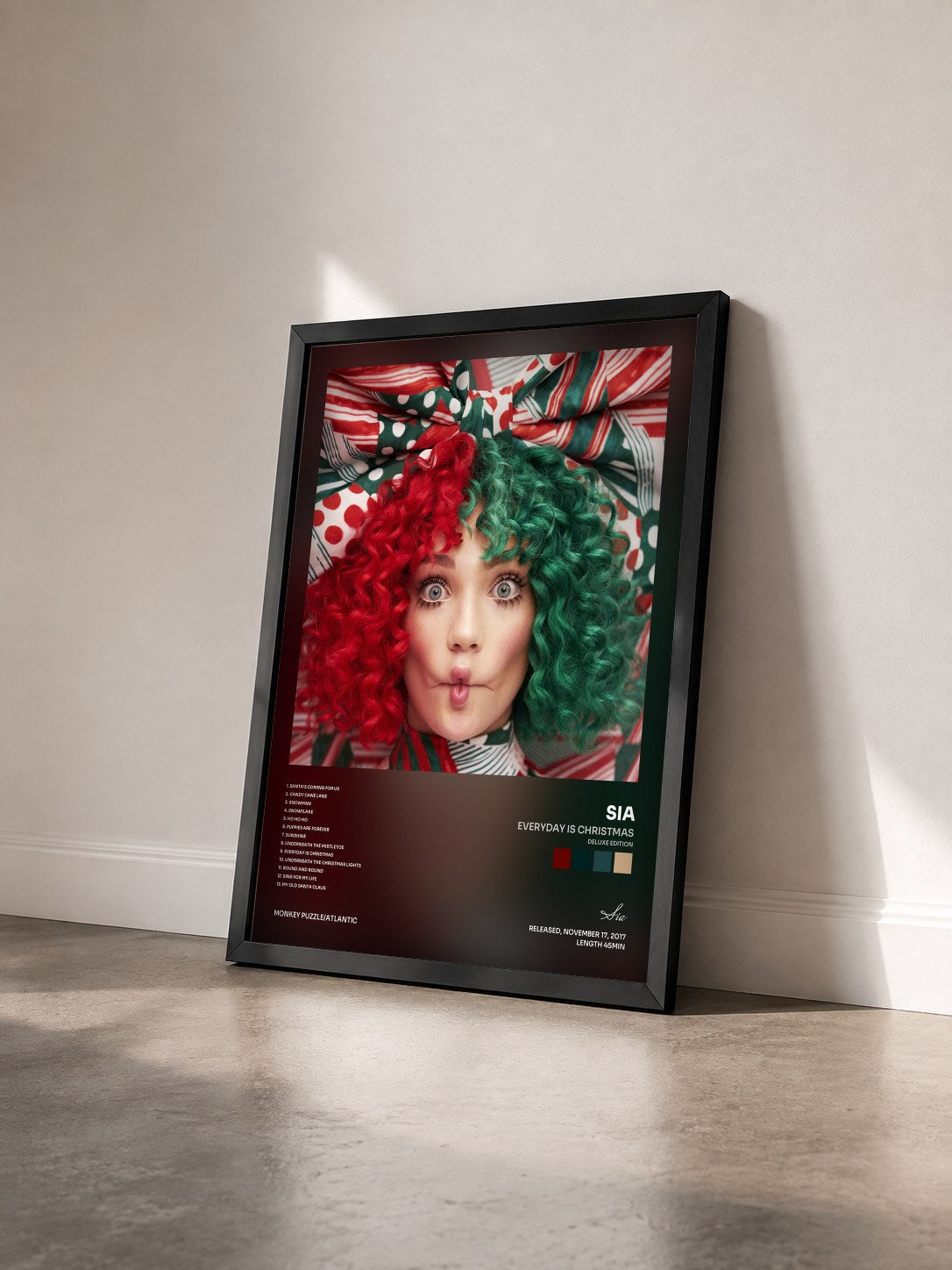 #noir Tableau de l'album Everyday Is Christmas (Deluxe Edition) de Sia vu de trois quarts, cadre noir