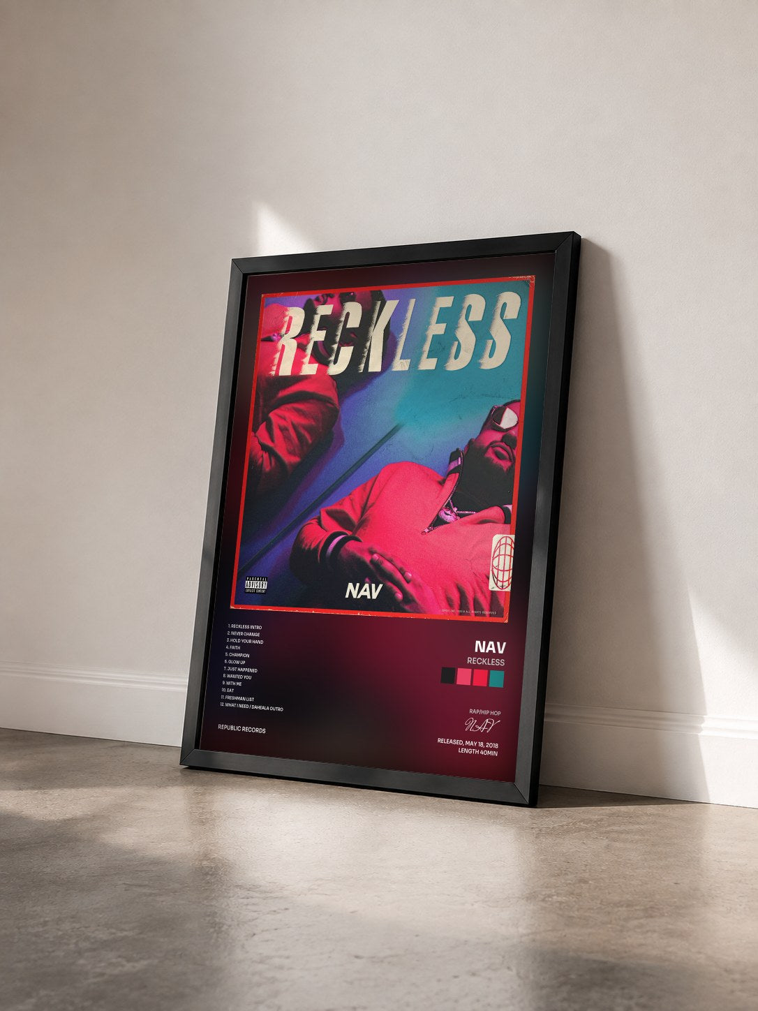 #noir Tableau de l'album RECKLESS de NAV vu de trois quarts, cadre noir