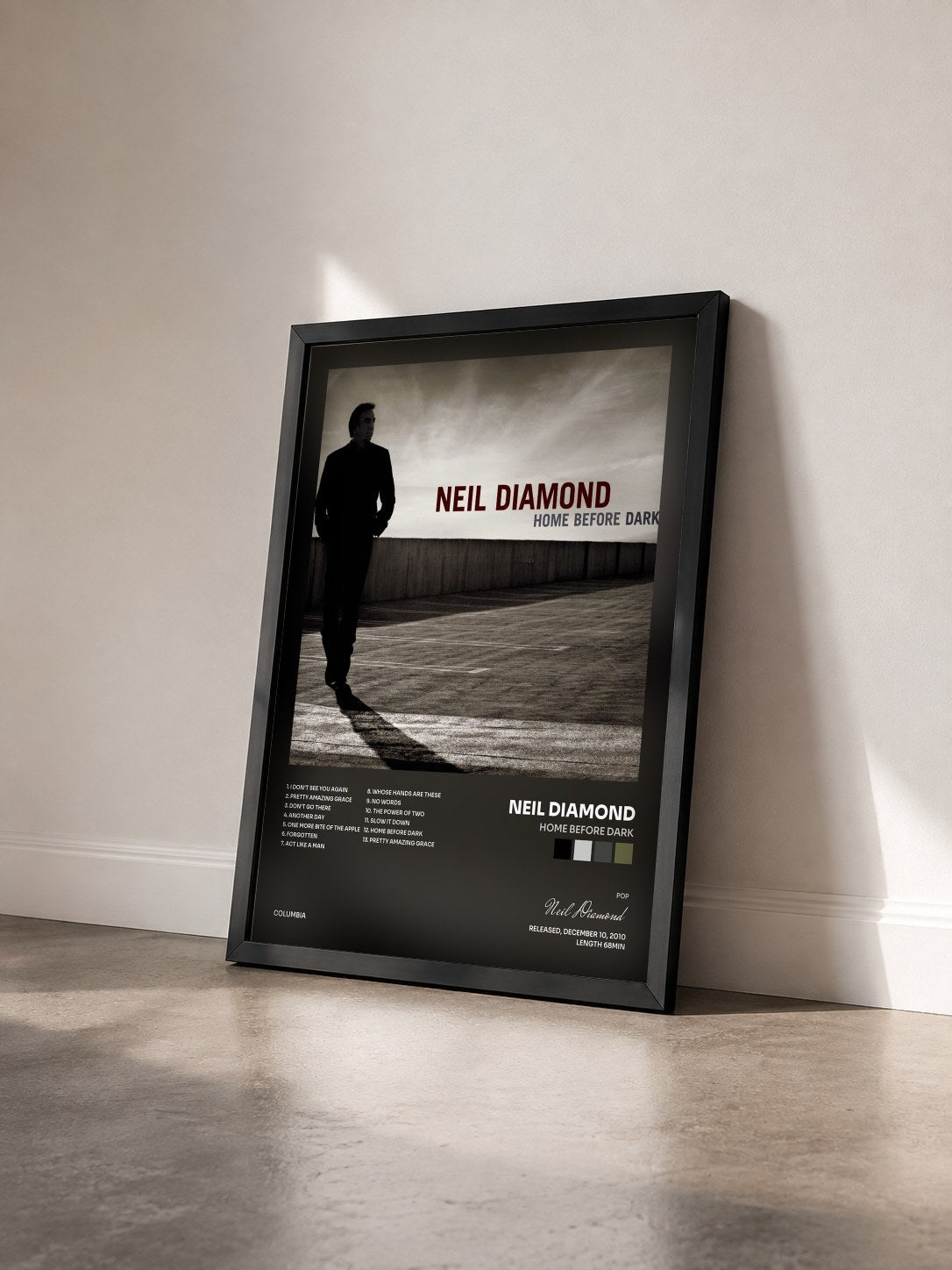 #noir Home Before Dark von Neil Diamond als gerahmter Kunstdruck von schräg gesehen, schwarzer Rahmen