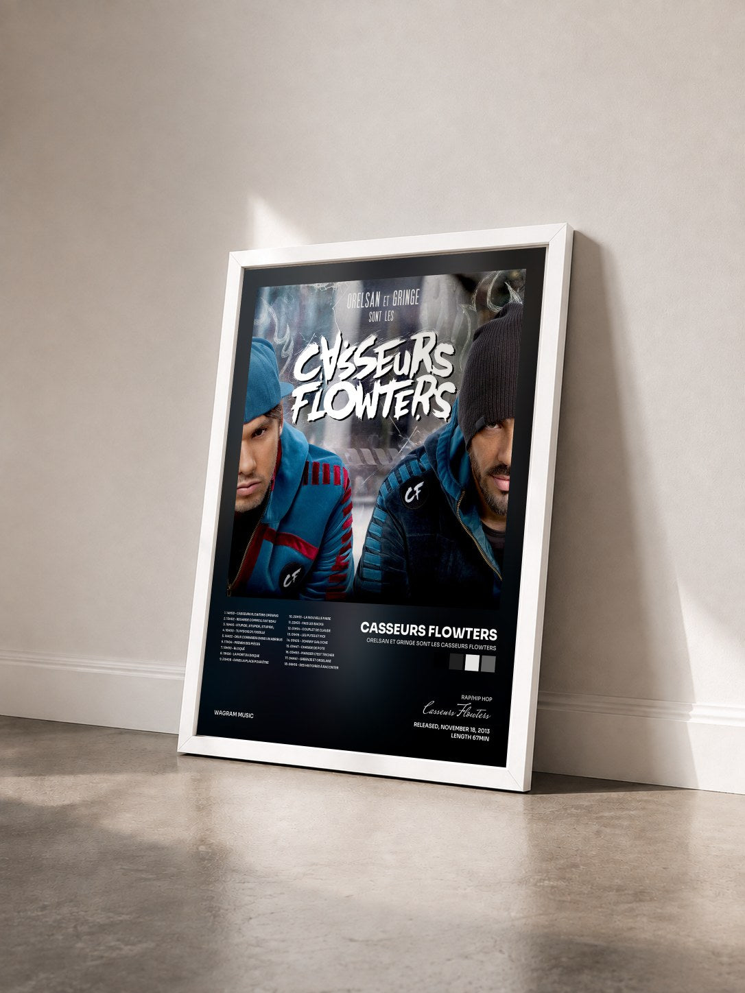 #blanc Orelsan et Gringe sont les Casseurs Flowters di Casseurs Flowters in stampa incorniciata vista di tre quarti, cornice bianca