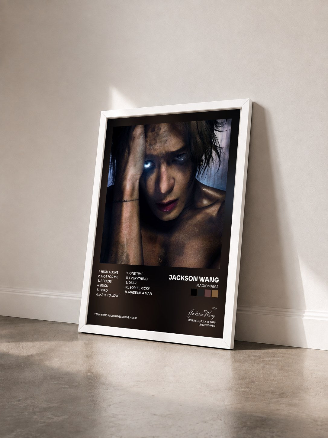 #blanc Tableau de l'album MAGICMAN 2 de Jackson Wang vu de trois quarts, cadre blanc