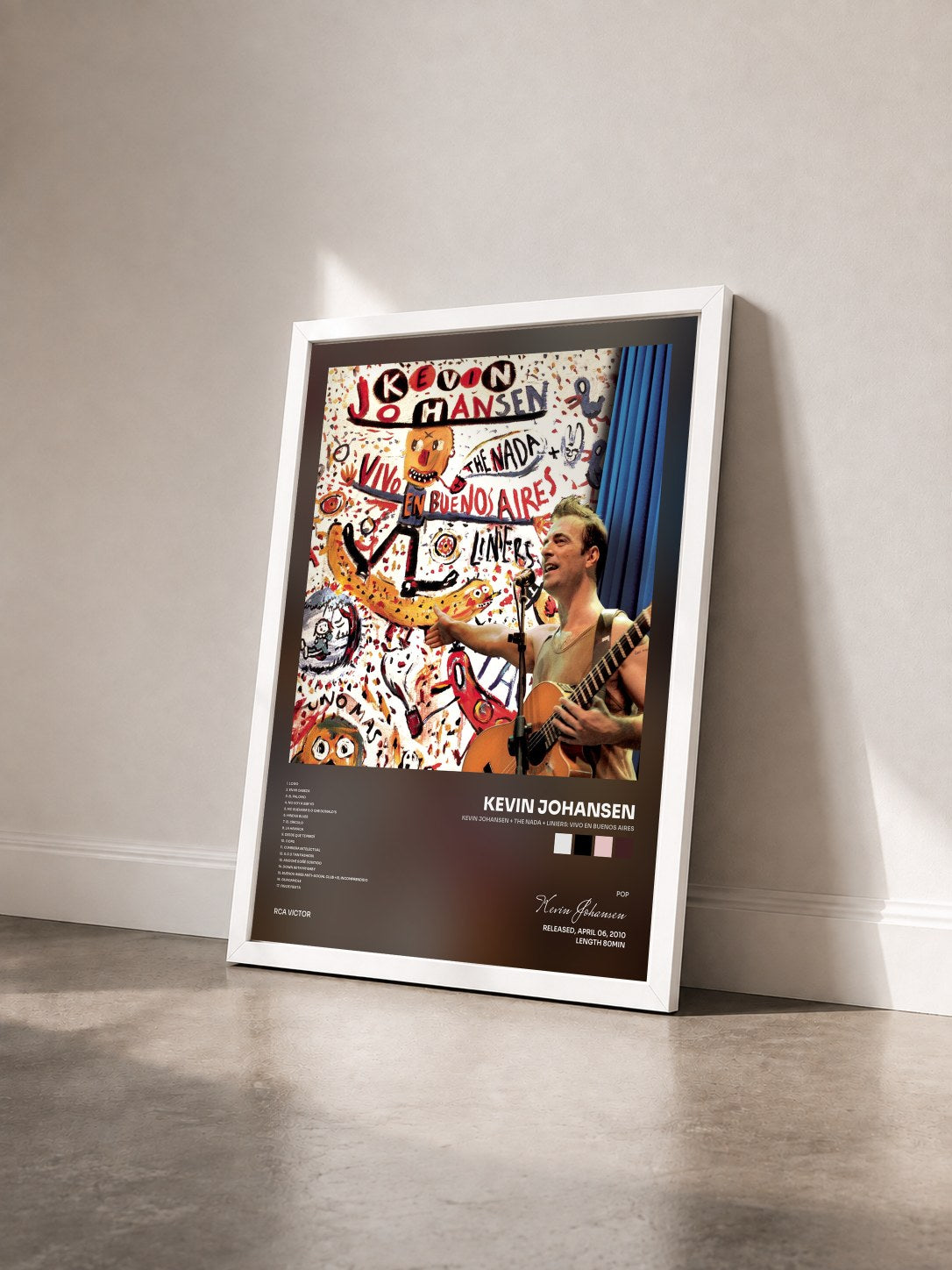 #blanc Tableau de l'album Kevin Johansen + The Nada + Liniers: Vivo En Buenos Aires de Kevin Johansen vu de trois quarts, cadre blanc