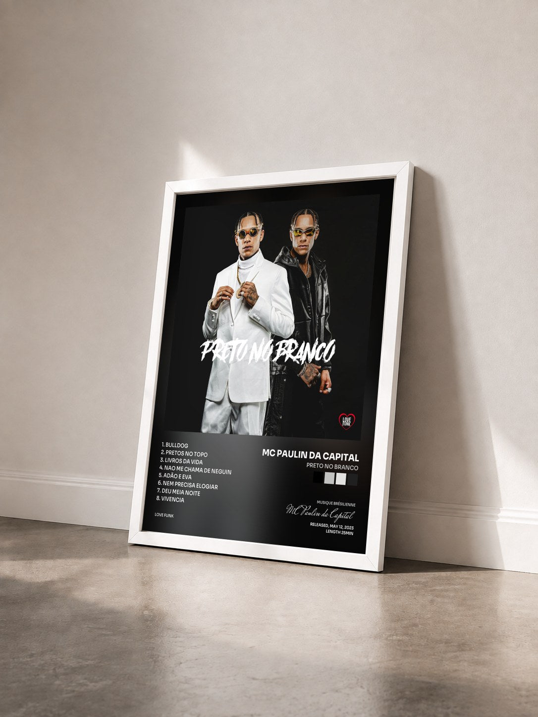 #blanc Tableau de l'album Preto No Branco de MC Paulin da Capital vu de trois quarts, cadre blanc