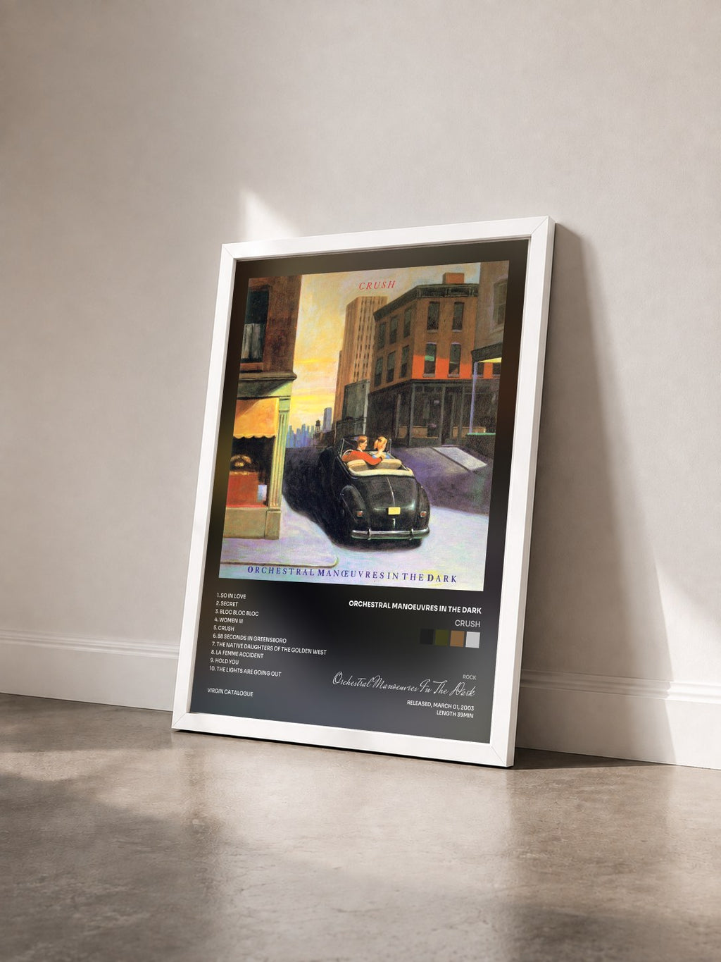#blanc Crush di Orchestral Manoeuvres In The Dark in stampa incorniciata vista di tre quarti, cornice bianca