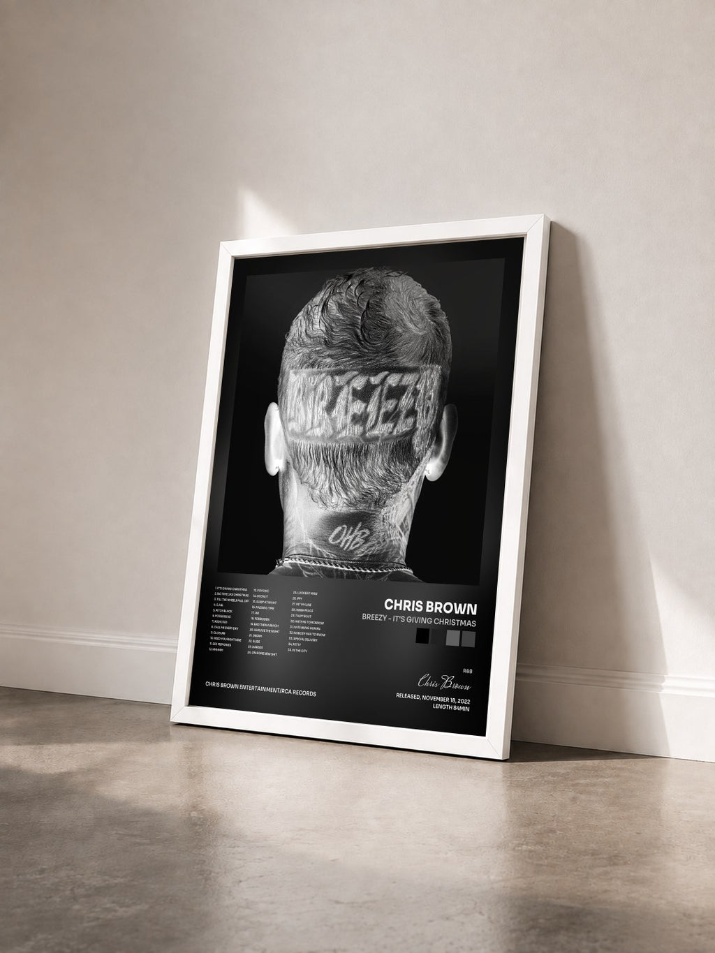 #blanc BREEZY - It's Giving Christmas von Chris Brown als gerahmter Kunstdruck von schräg gesehen, weißer Rahmen