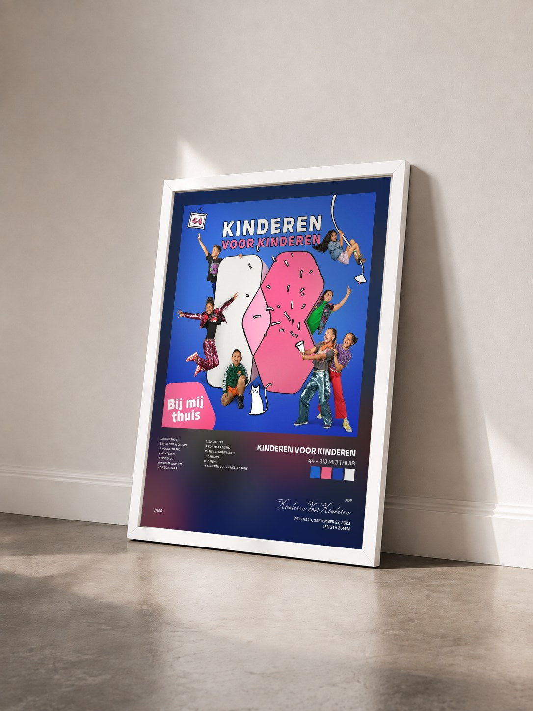 #blanc Tableau de l'album 44 - Bij mij thuis de Kinderen Voor Kinderen vu de trois quarts, cadre blanc