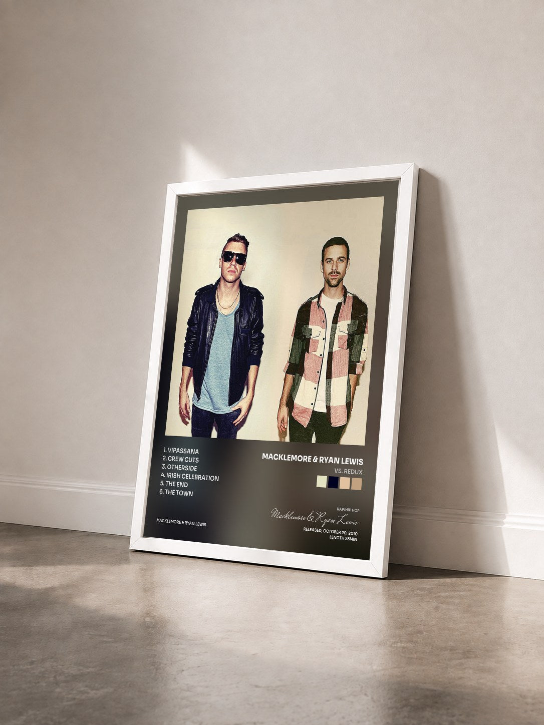 #blanc Tableau de l'album VS. Redux de Macklemore & Ryan Lewis vu de trois quarts, cadre blanc
