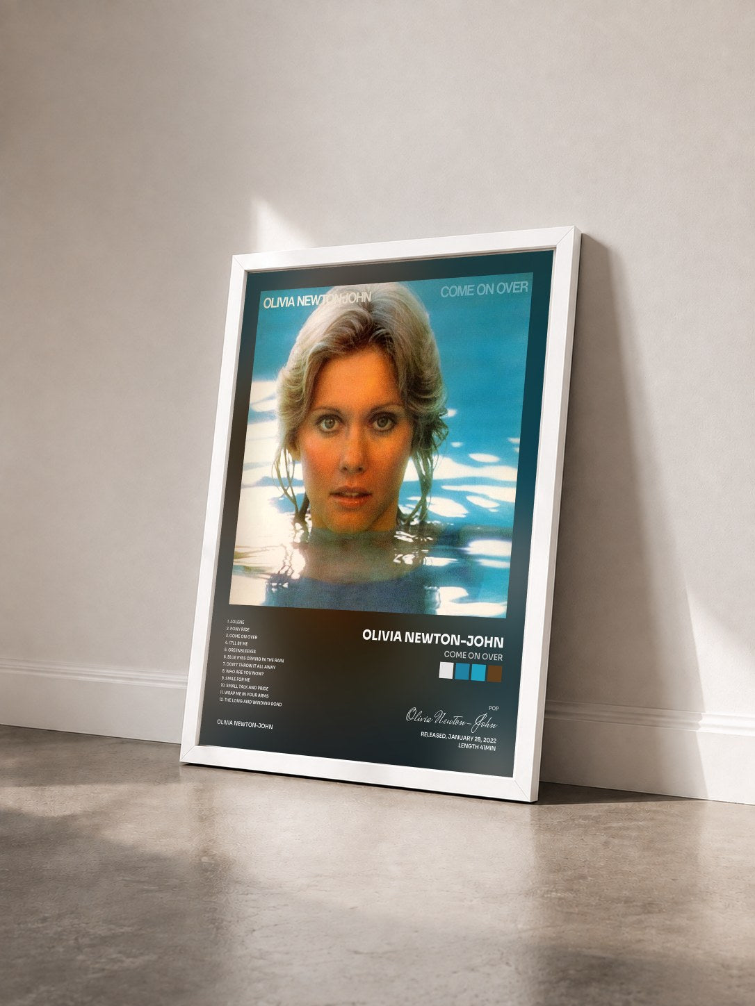 #blanc Tableau de l'album Come On Over de Olivia Newton-John vu de trois quarts, cadre blanc