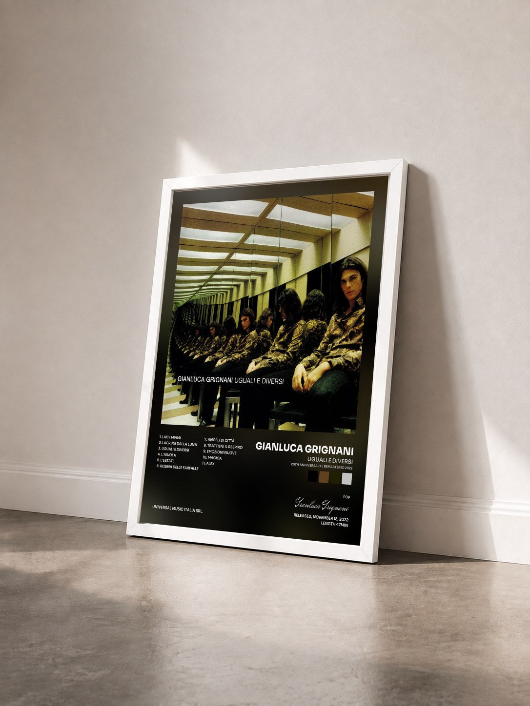 #blanc Tableau de l'album Uguali E Diversi (20th Anniversary / Remastered 2022) de Gianluca Grignani vu de trois quarts, cadre blanc