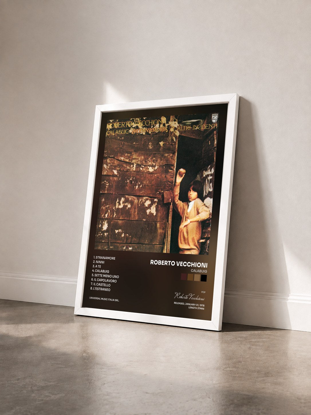 #blanc Tableau de l'album Calabuig de Roberto Vecchioni vu de trois quarts, cadre blanc