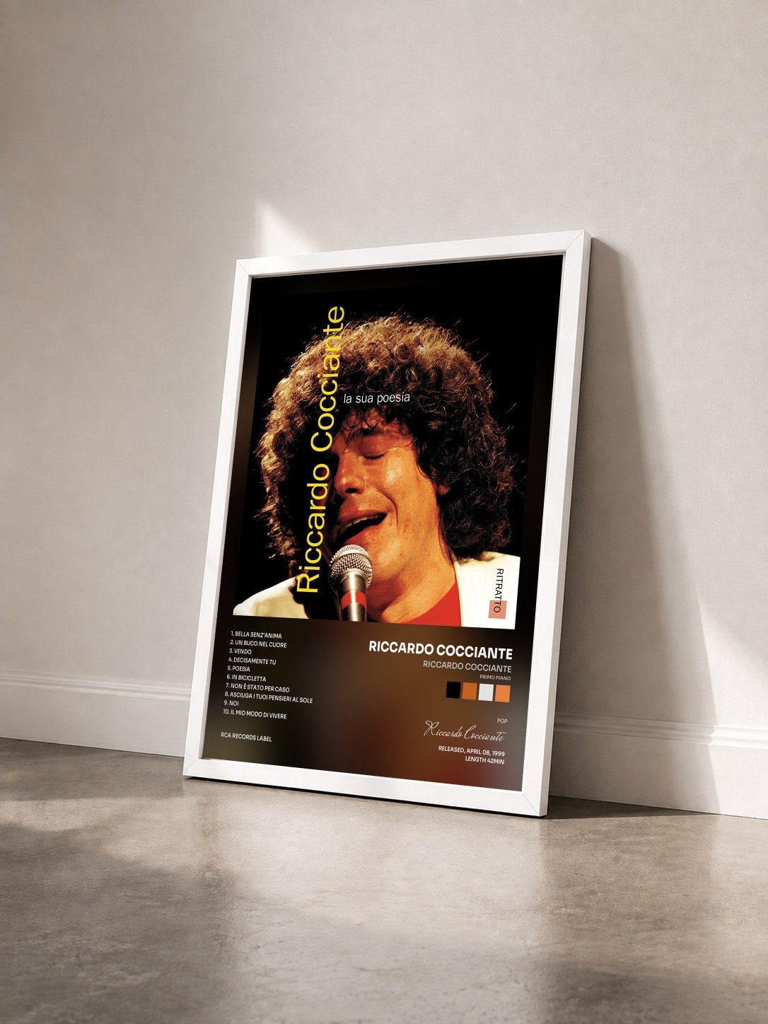 #blanc Tableau de l'album Riccardo Cocciante (Primo Piano) de Riccardo Cocciante vu de trois quarts, cadre blanc