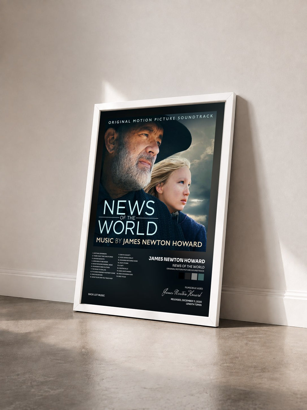 #blanc News Of The World (Original Motion Picture Soundtrack) von James Newton Howard als gerahmter Kunstdruck von schräg gesehen, weißer Rahmen