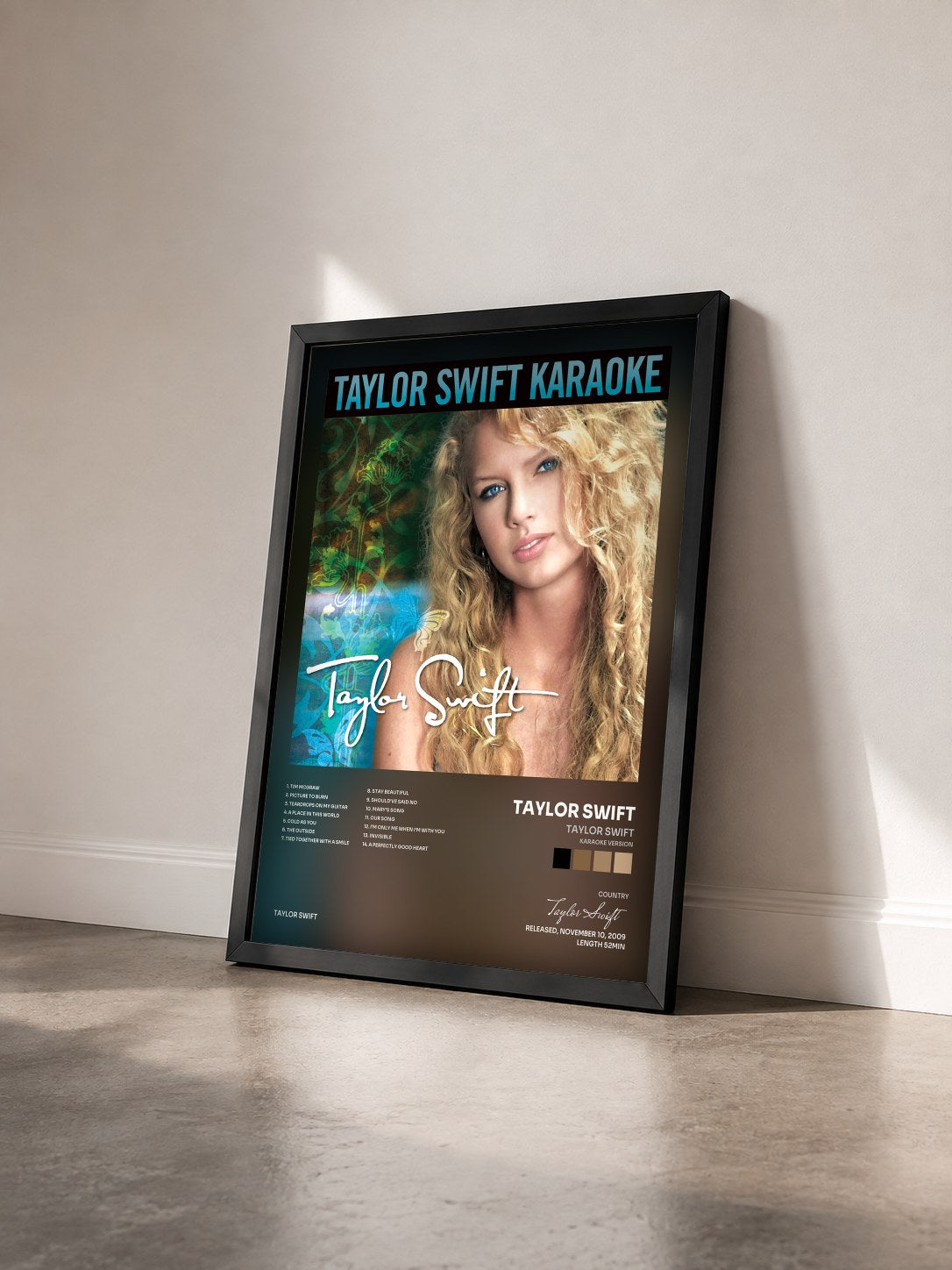 #noir Tableau de l'album Taylor Swift (Karaoke Version) de Taylor Swift vu de trois quarts, cadre noir