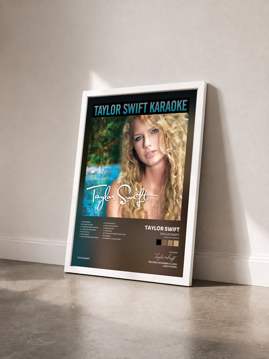 #blanc Tableau de l'album Taylor Swift (Karaoke Version) de Taylor Swift vu de trois quarts, cadre blanc