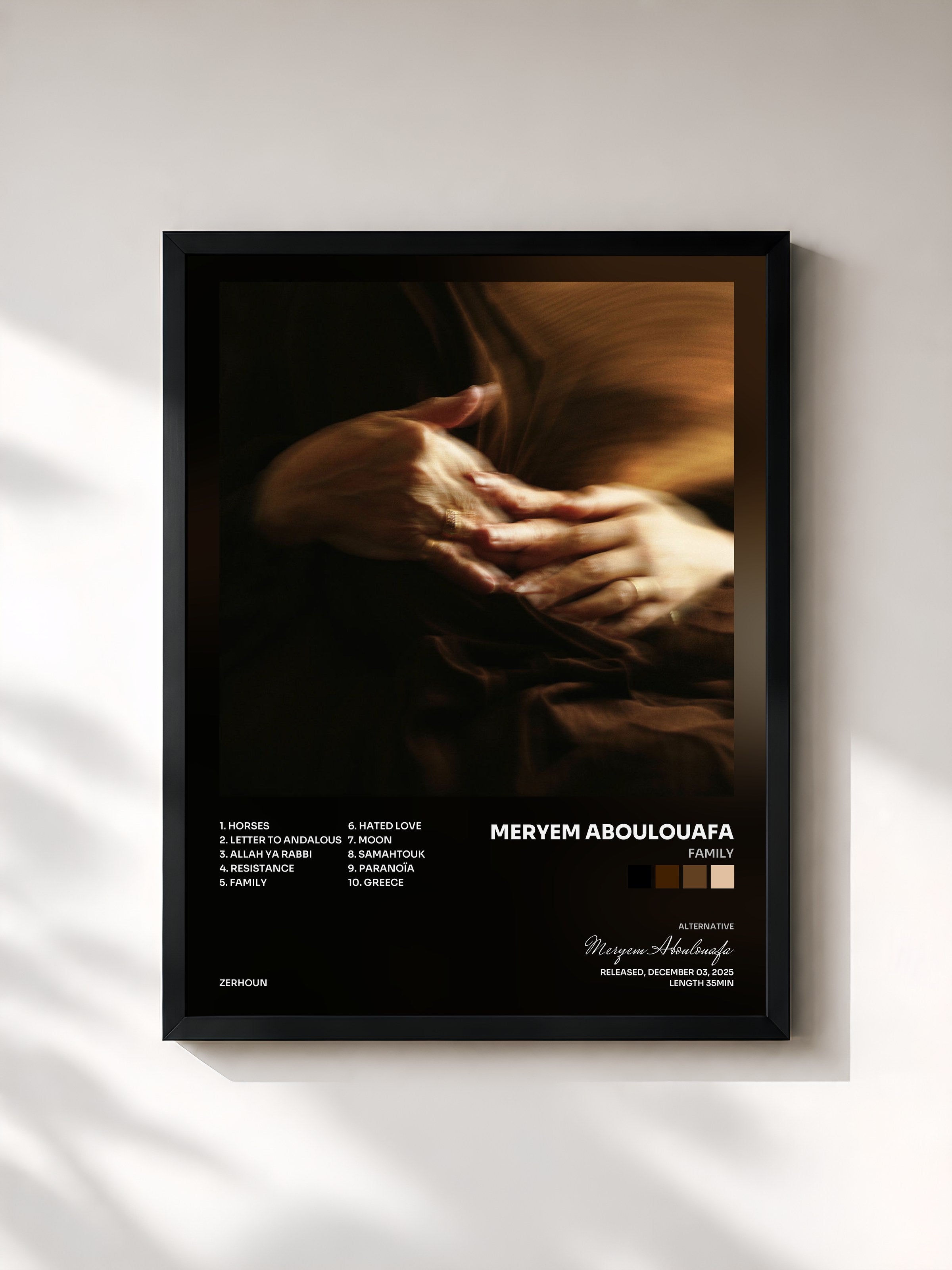 #noir Tableau de l'album Family de Meryem Aboulouafa, cadre noir, imprimé et encadré en France