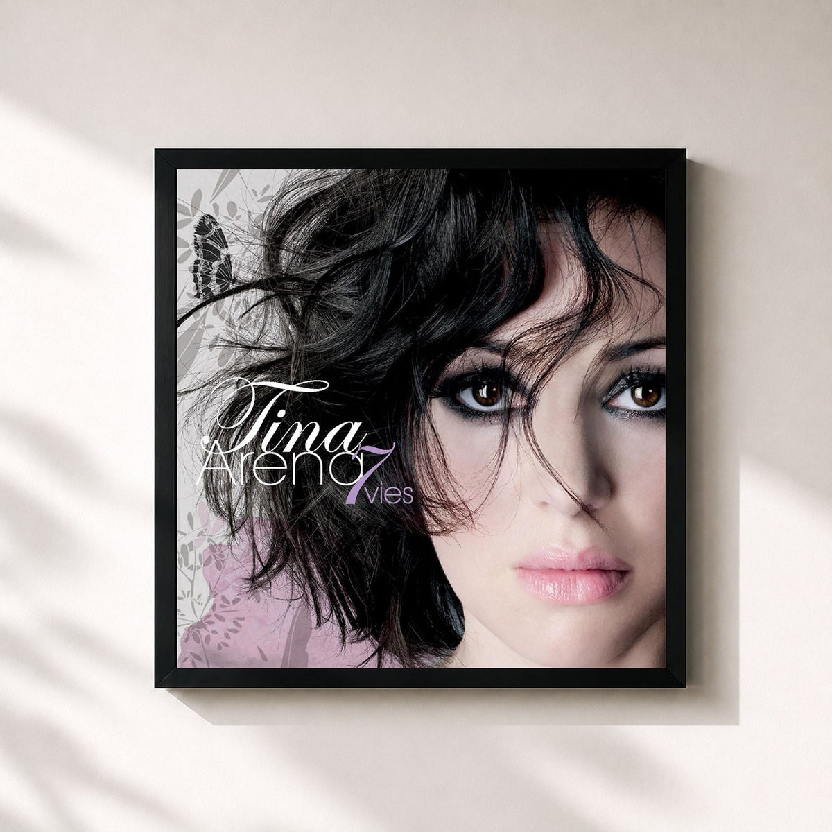 #noir 7 vies de Tina Arena en lámina cuadrada enmarcada, marco negro de 32x32 cm
