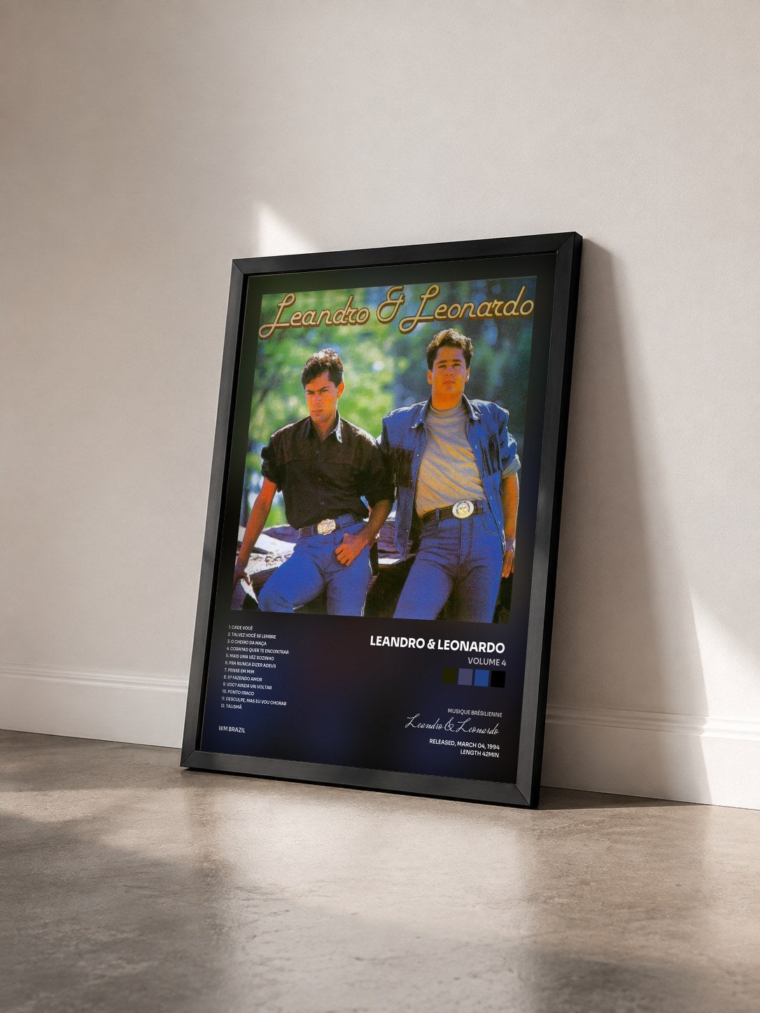#noir Tableau de l'album Volume 4 de Leandro & Leonardo  vu de trois quarts, cadre noir