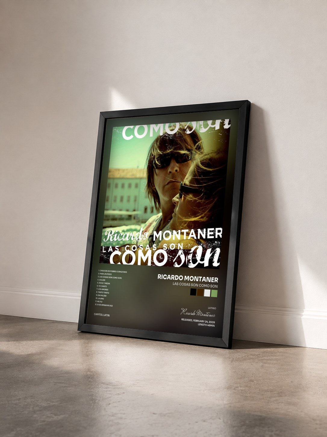 #noir Tableau de l'album Las Cosas Son Como Son de Ricardo Montaner vu de trois quarts, cadre noir