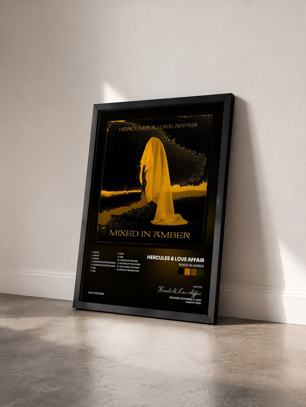 #noir Tableau de l'album Mixed In Amber de Hercules & Love Affair vu de trois quarts, cadre noir