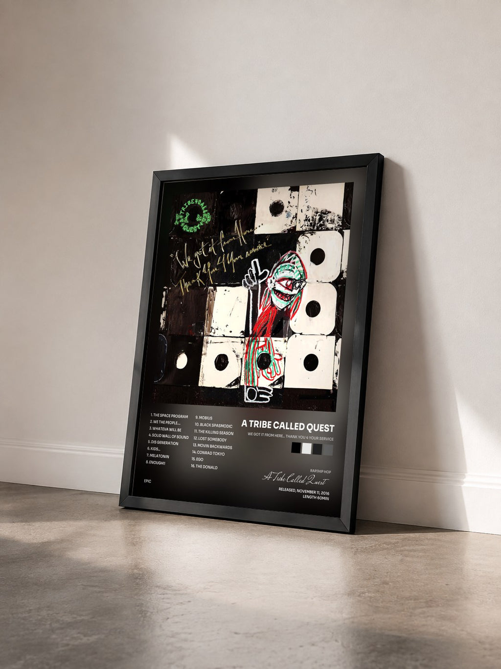 #noir We got it from Here... Thank You 4 Your service von A Tribe Called Quest als gerahmter Kunstdruck von schräg gesehen, schwarzer Rahmen