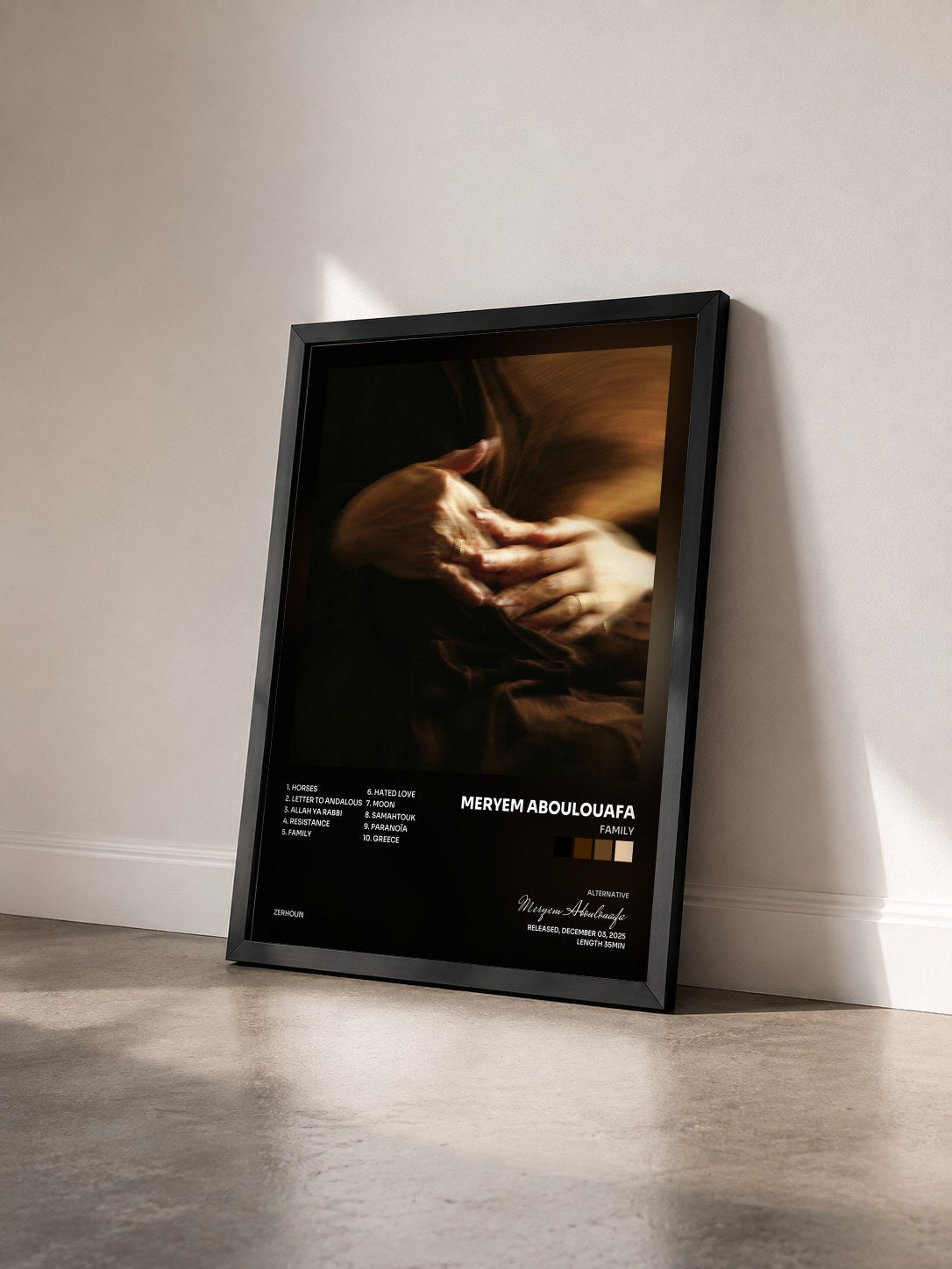 #noir Tableau de l'album Family de Meryem Aboulouafa vu de trois quarts, cadre noir