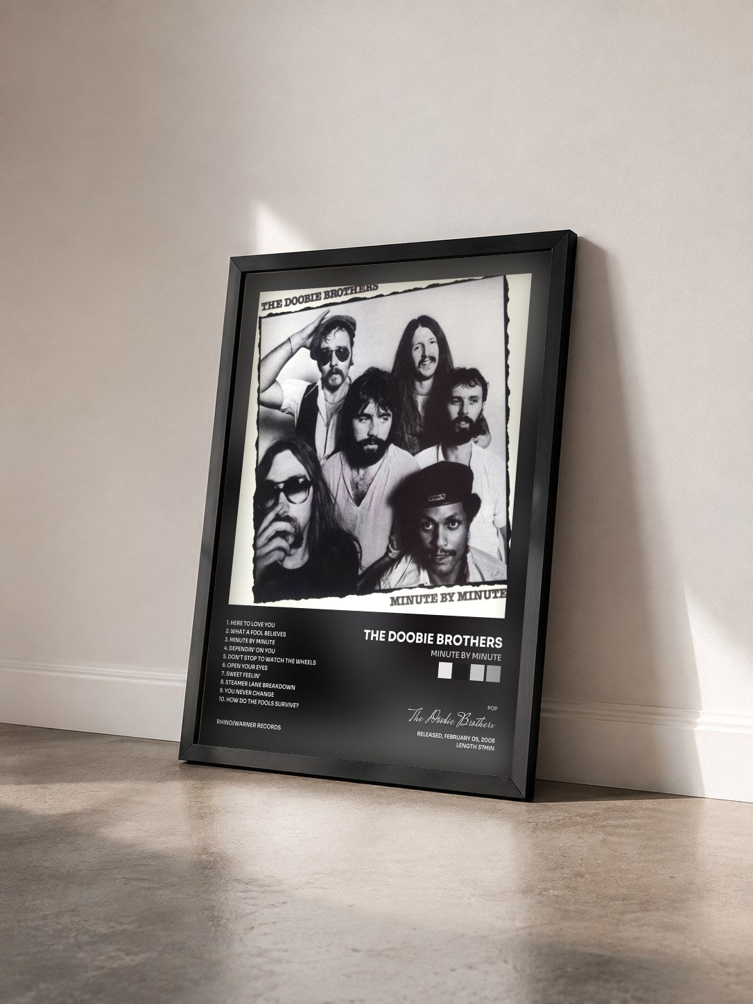 #noir Tableau de l'album Minute by Minute de The Doobie Brothers vu de trois quarts, cadre noir