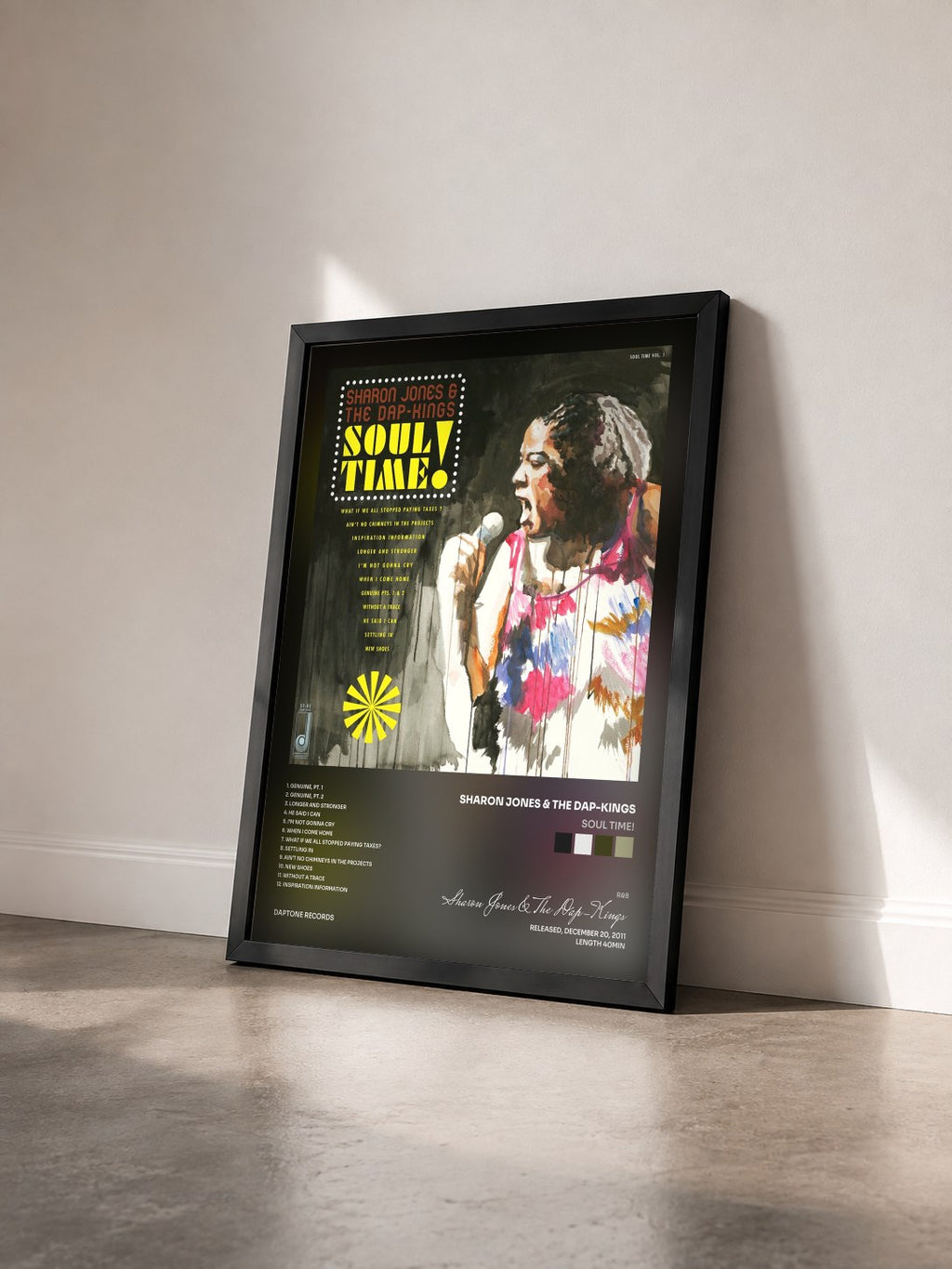 #noir Tableau de l'album Soul Time! de Sharon Jones & The Dap-Kings vu de trois quarts, cadre noir