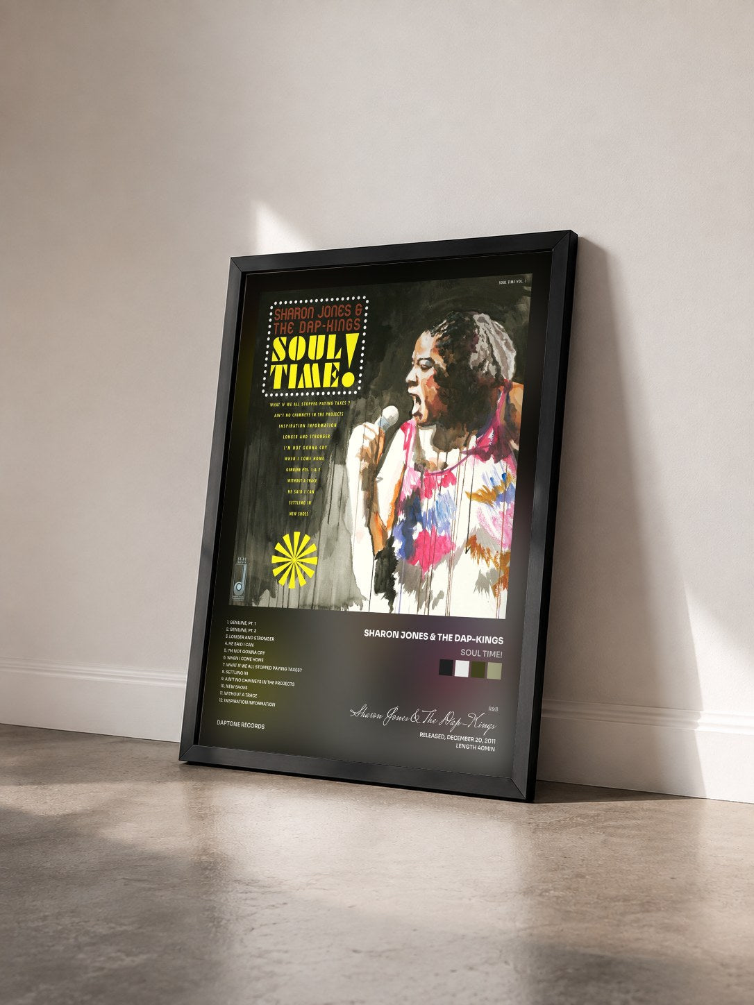 #noir Tableau de l'album Soul Time! de Sharon Jones & The Dap-Kings vu de trois quarts, cadre noir