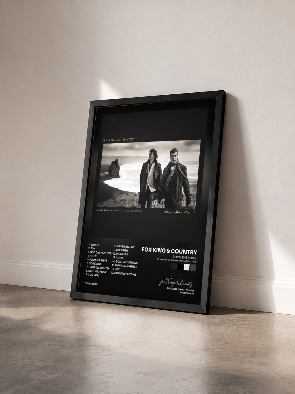 #noir Tableau de l'album Burn The Ships (Deluxe Edition: Remixes & Collaborations) de for King & Country vu de trois quarts, cadre noir