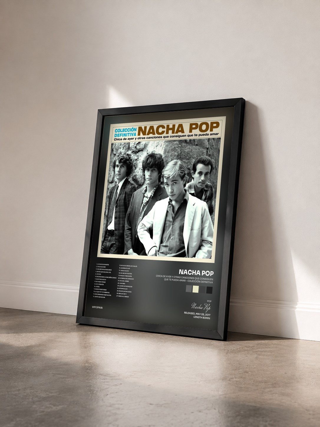 #noir Tableau de l'album Chica de ayer y otras canciones que consiguen que te pueda amar - Colección Definitiva de Nacha Pop vu de trois quarts, cadre noir