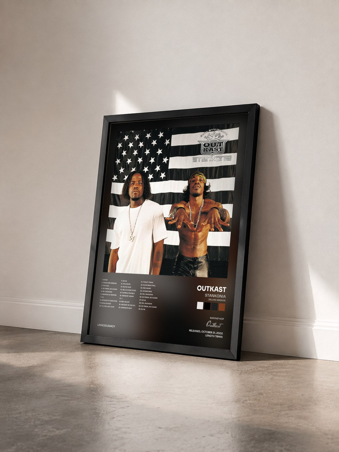 #noir Tableau de l'album Stankonia (Deluxe Version) de Outkast vu de trois quarts, cadre noir