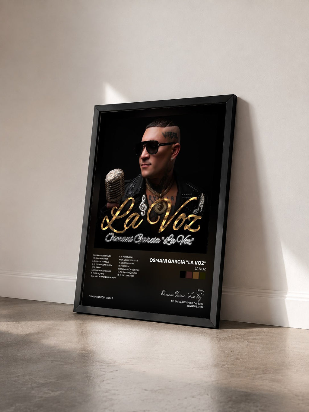 #noir Tableau de l'album La Voz de Osmani Garcia "La Voz" vu de trois quarts, cadre noir