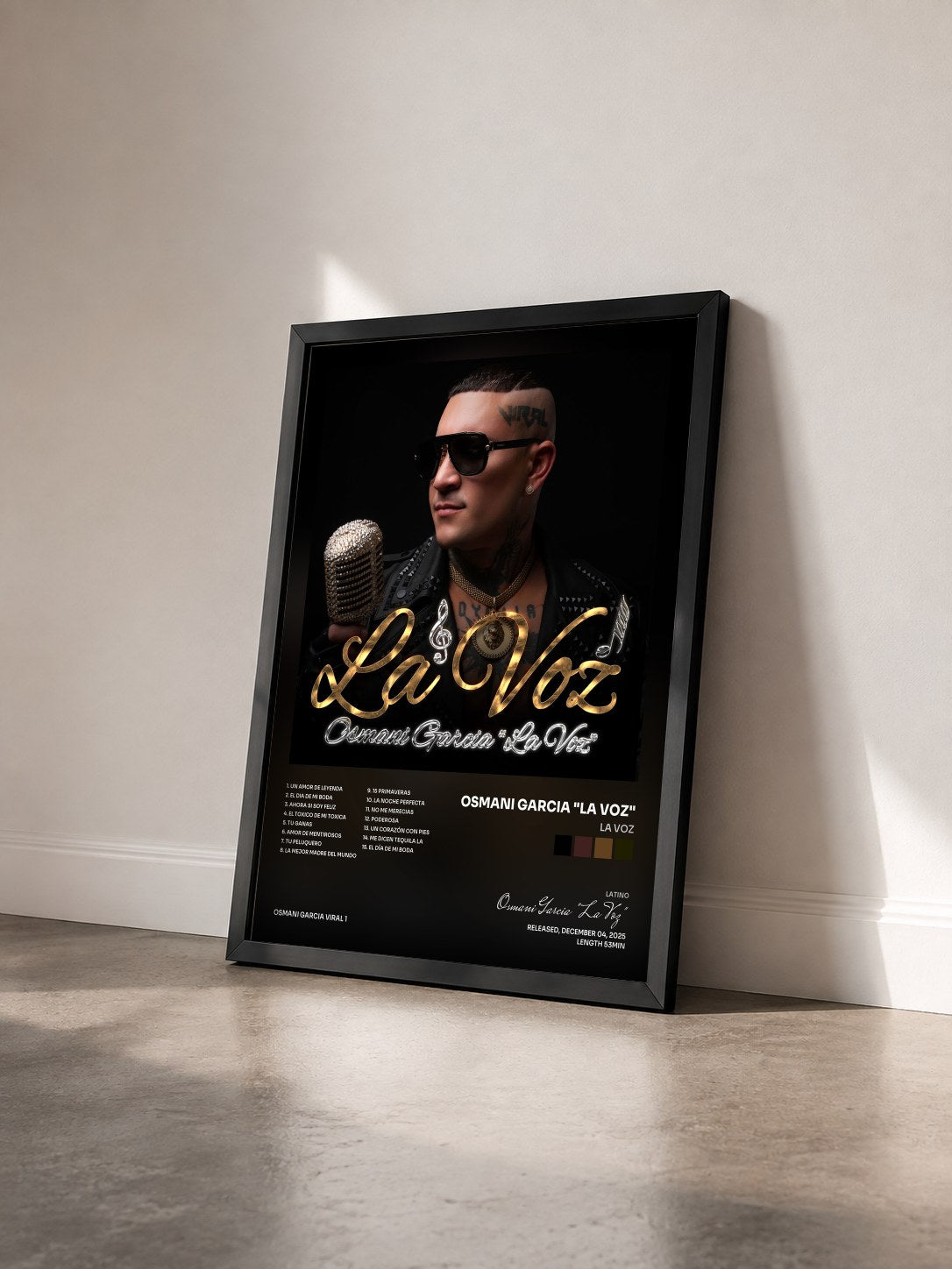 #noir Tableau de l'album La Voz de Osmani Garcia "La Voz" vu de trois quarts, cadre noir