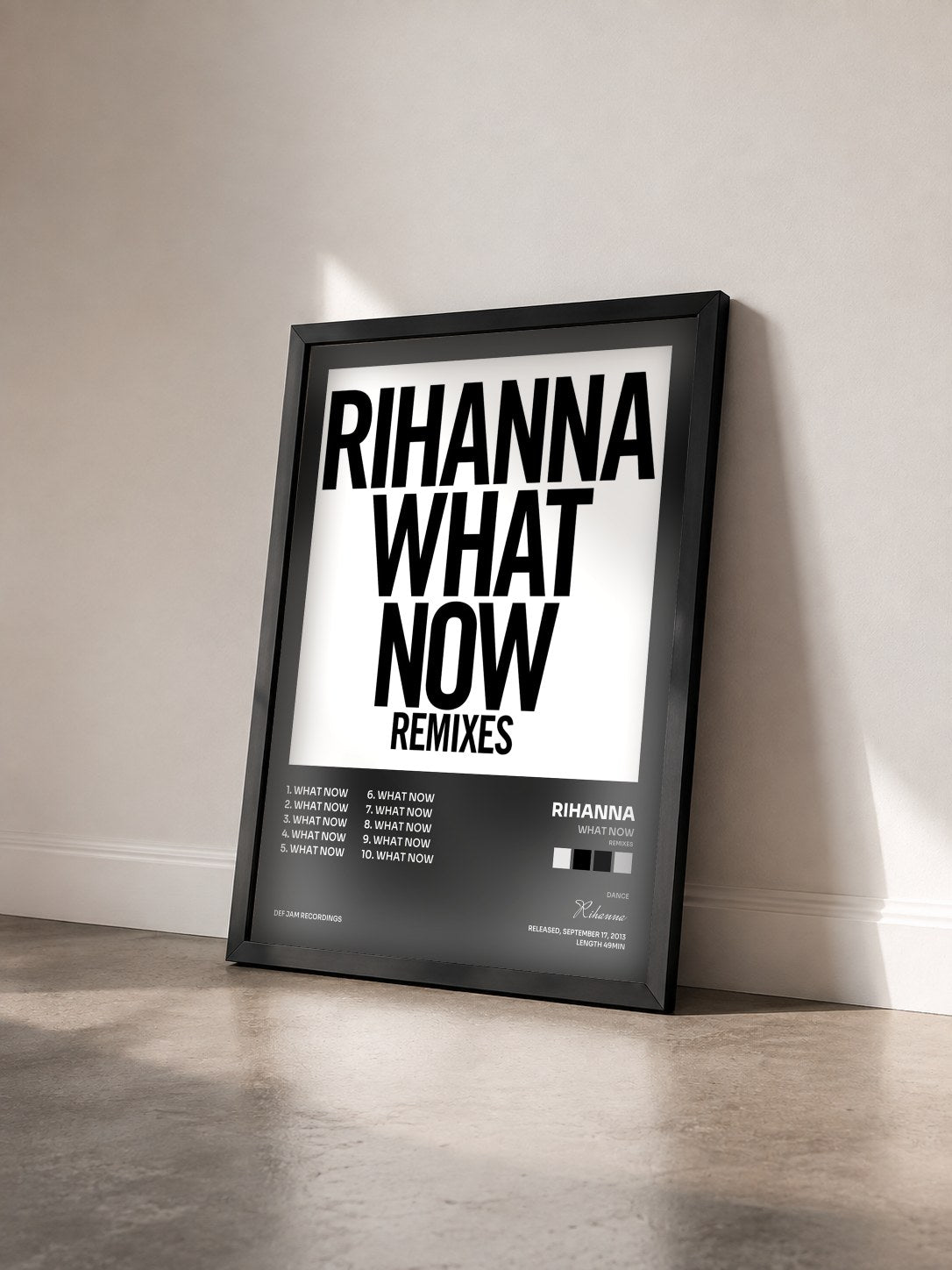 #noir Tableau de l'album What Now (Remixes) de Rihanna vu de trois quarts, cadre noir