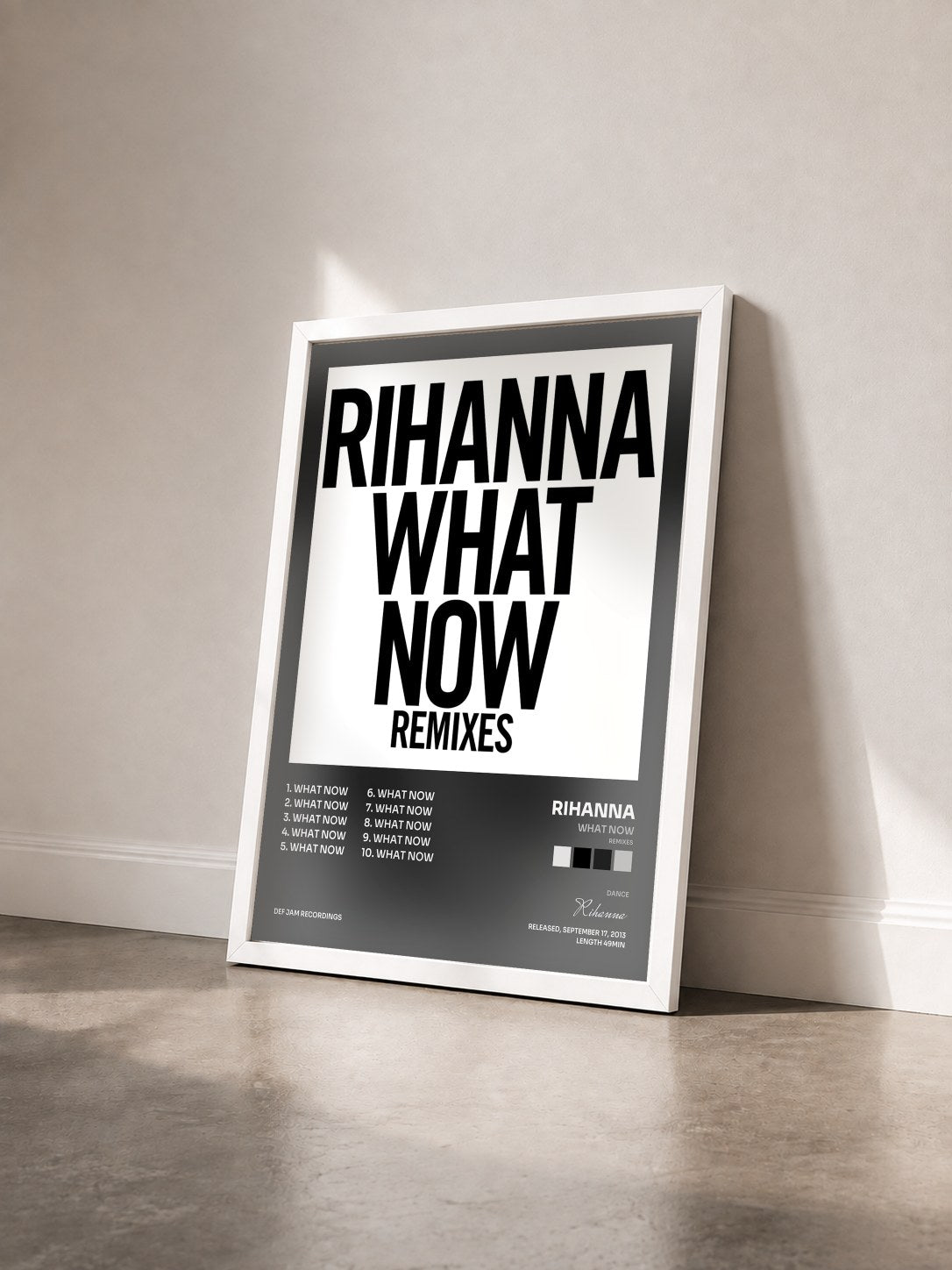 #blanc Tableau de l'album What Now (Remixes) de Rihanna vu de trois quarts, cadre blanc
