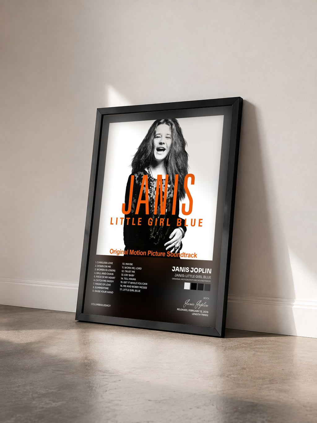 #noir Janis: Little Girl Blue (Original Motion Picture Soundtrack) von Janis Joplin als gerahmter Kunstdruck von schräg gesehen, schwarzer Rahmen