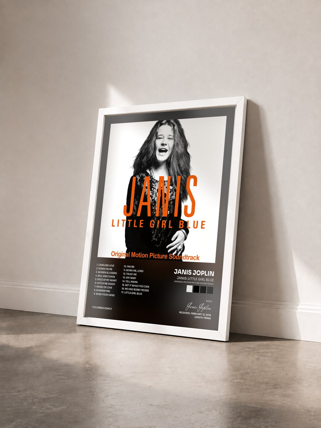 #blanc Janis: Little Girl Blue (Original Motion Picture Soundtrack) von Janis Joplin als gerahmter Kunstdruck von schräg gesehen, weißer Rahmen